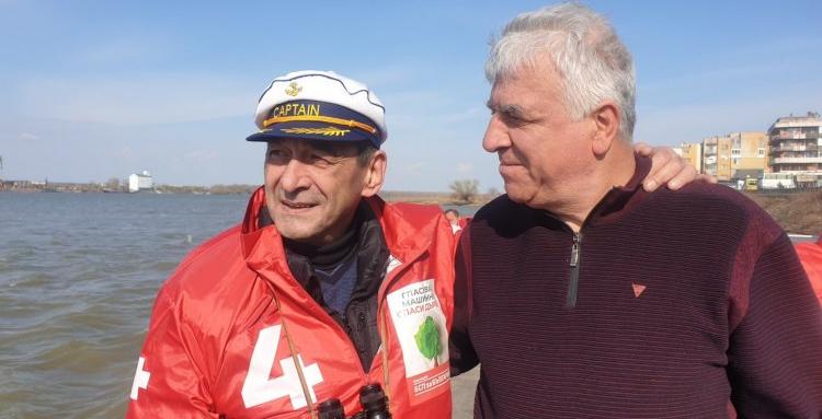 "Лодката на Свободата" на БСП спря в Никопол